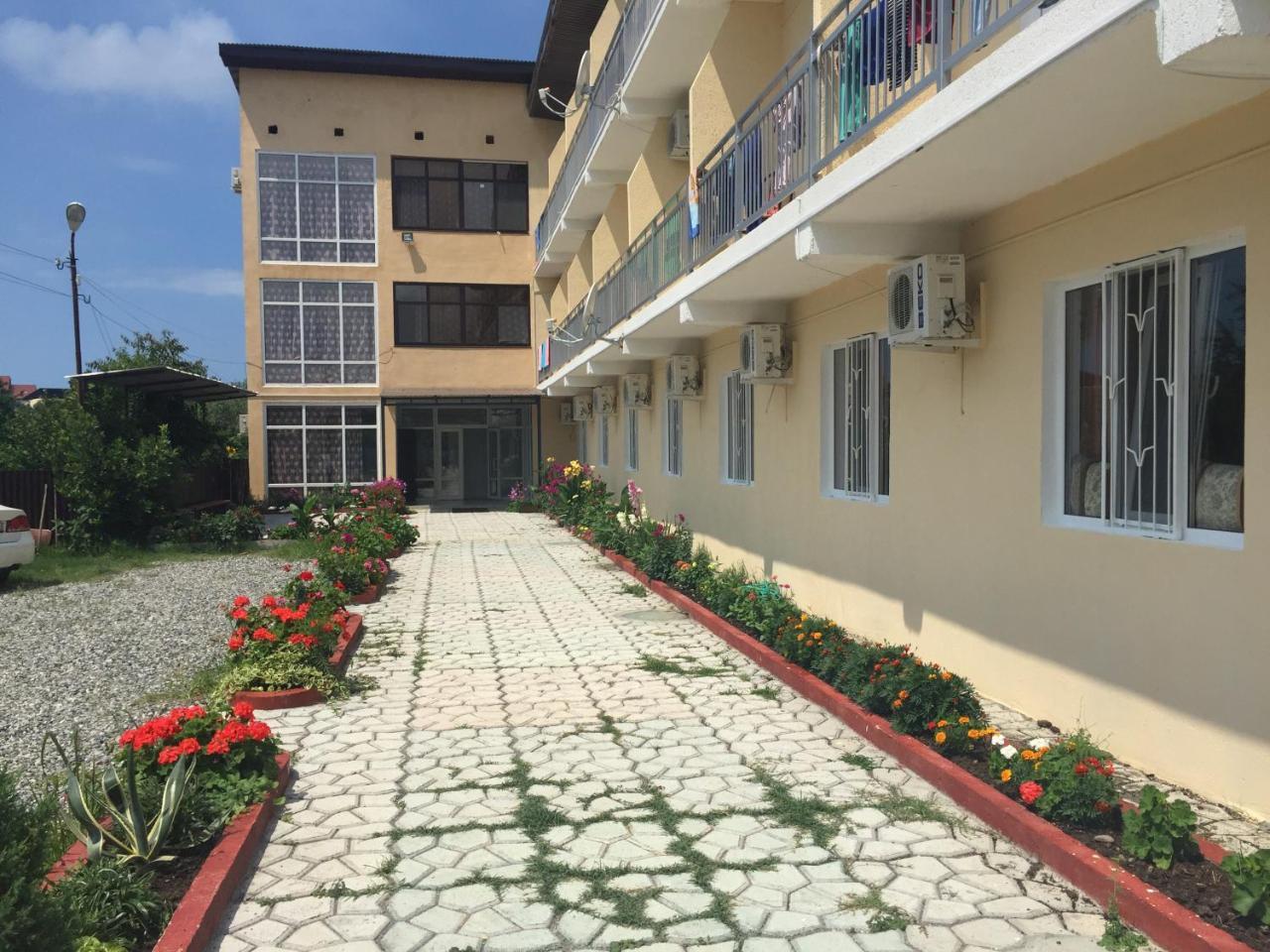Dionisy Guest House Pizunda Exterior photo