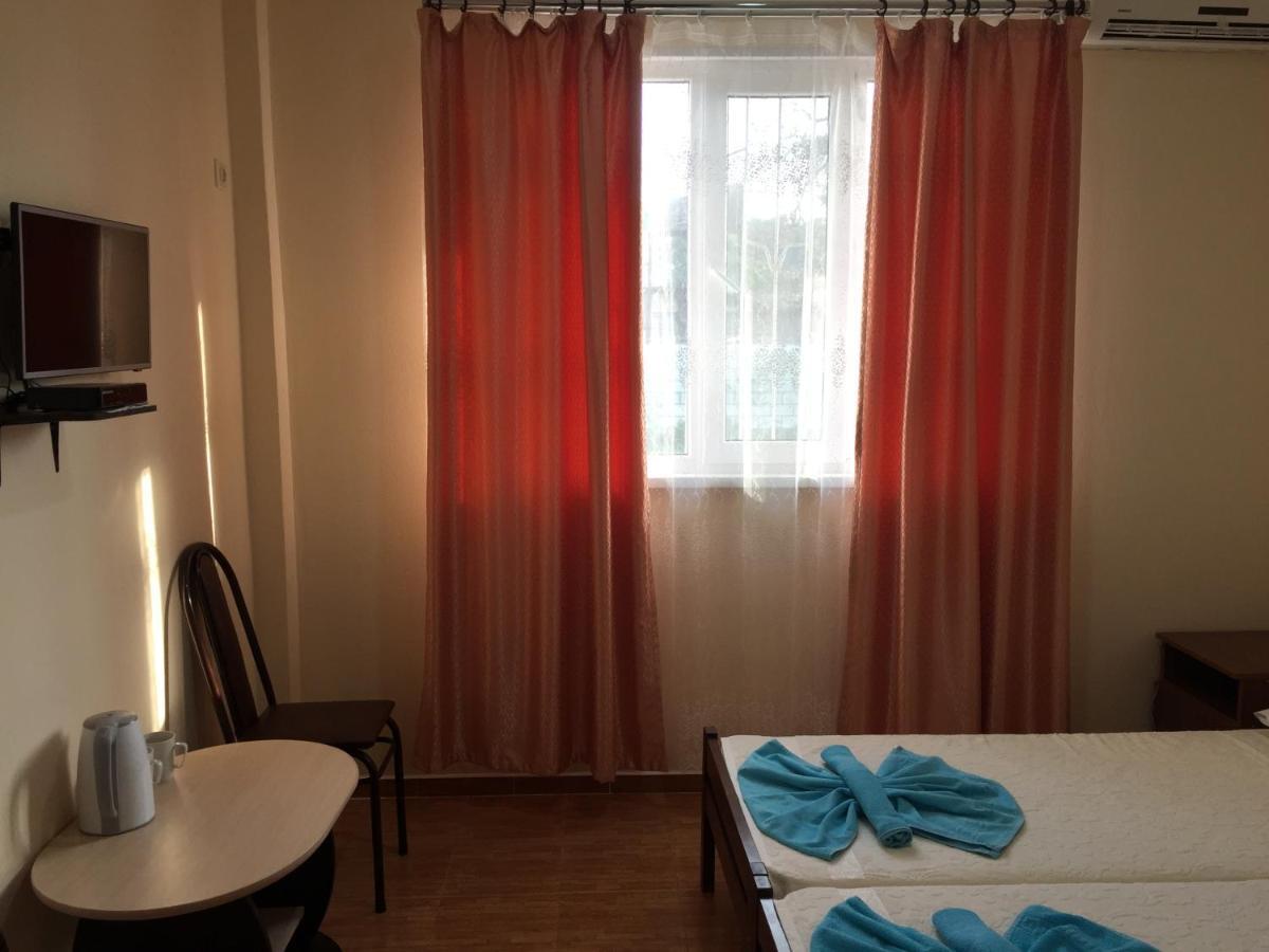 Dionisy Guest House Pizunda Exterior photo