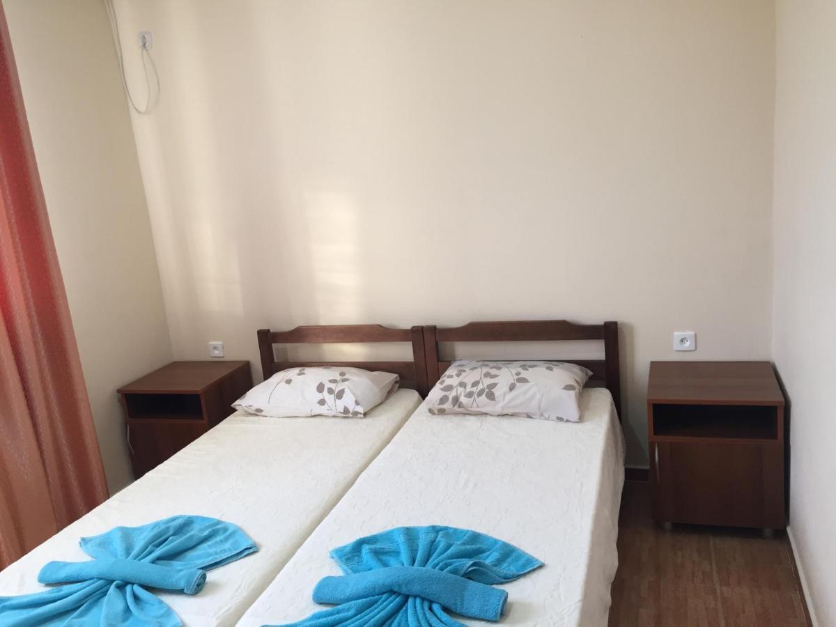 Dionisy Guest House Pizunda Exterior photo